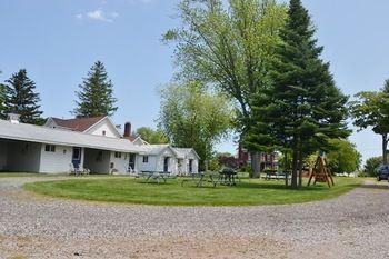 ホテルLucky Horseshoe Cabins Au Sable エクステリア 写真